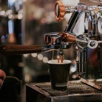 Máquina de café preparando uma xícara.