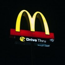 Letreiro de um restaurante de fast-food à noite.
