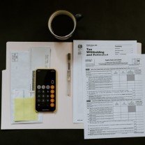 Contas e uma calculadora sobre a mesa.